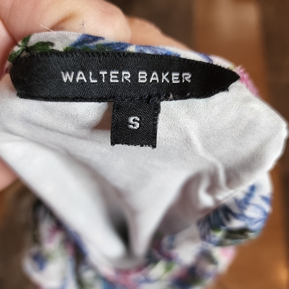 Walter Baker flowy floral blouse. Small - Picture 4 of 12